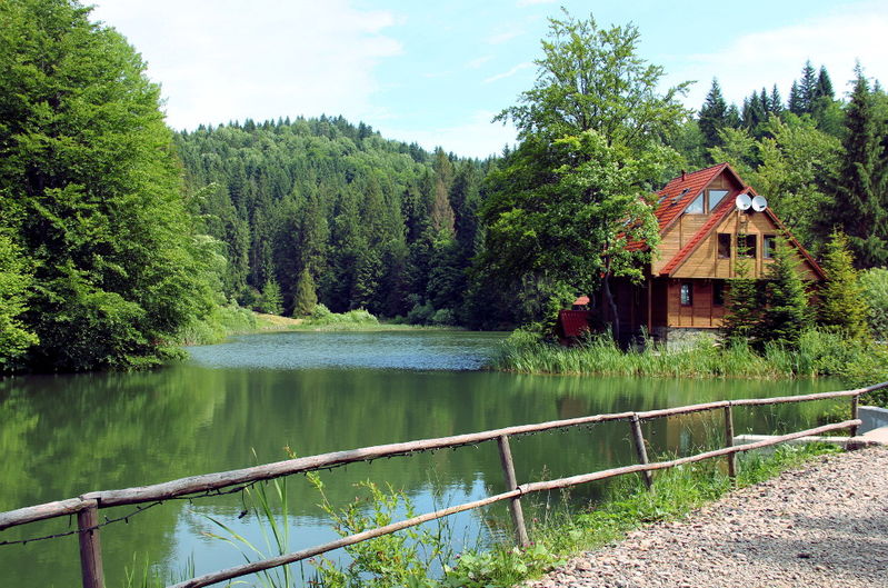 Дом в деревне возле реки